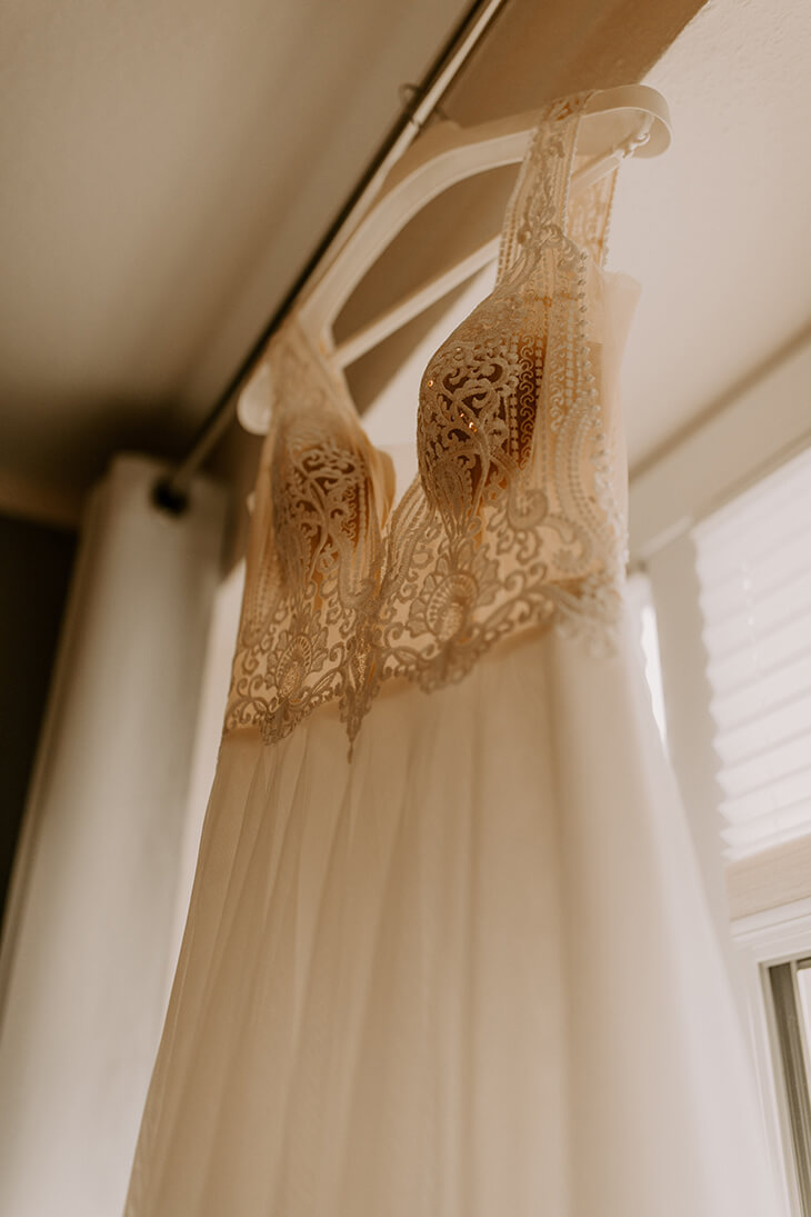 Brautkleid am Fenster